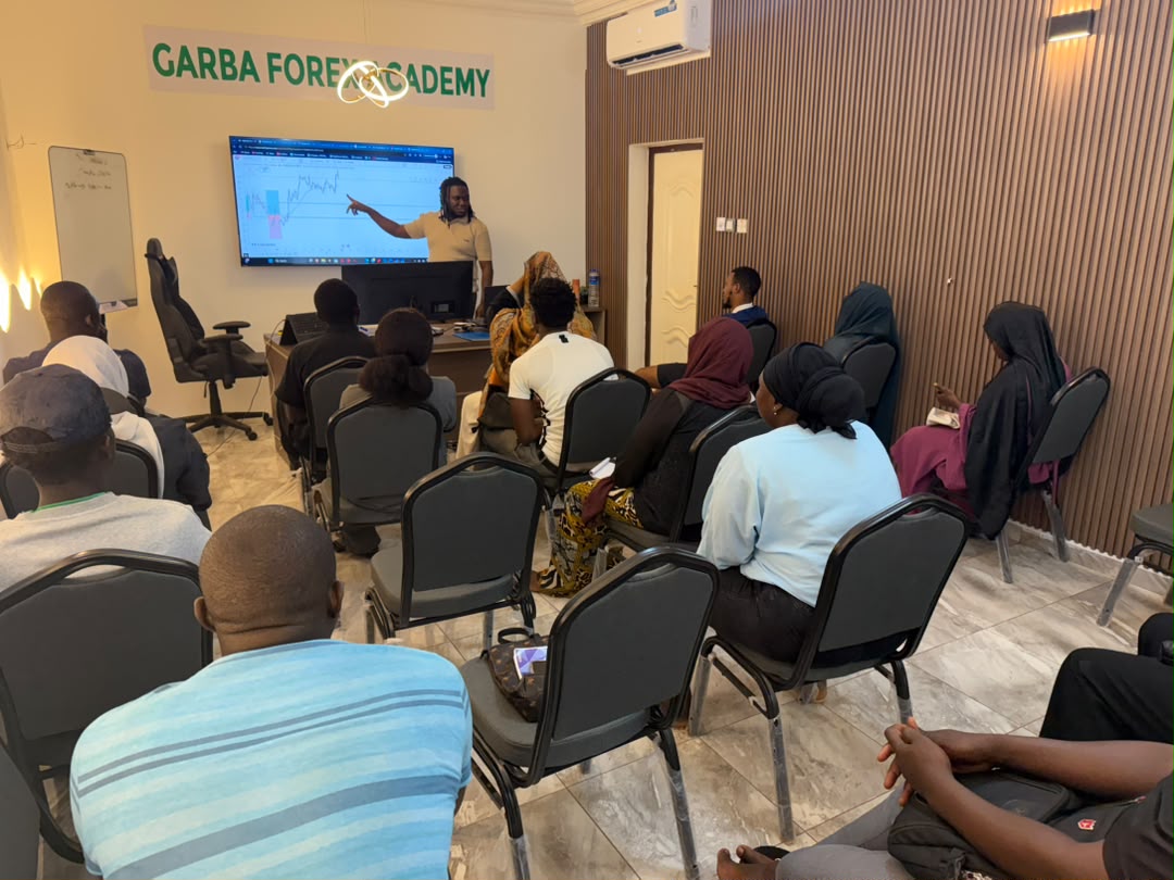 Instructor guiding students through a live chart analysis session
